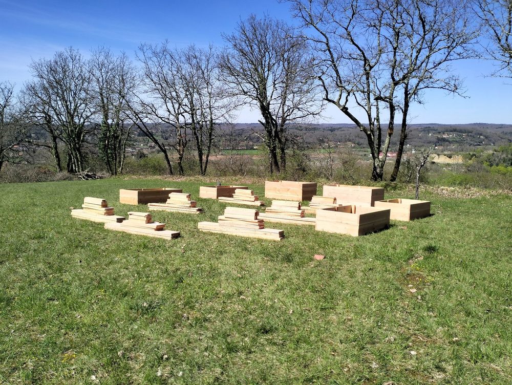 Clôtures, palissades, dalles de terrasse et carrés potagers en bois pour jardin fabriqués en Dordogne
